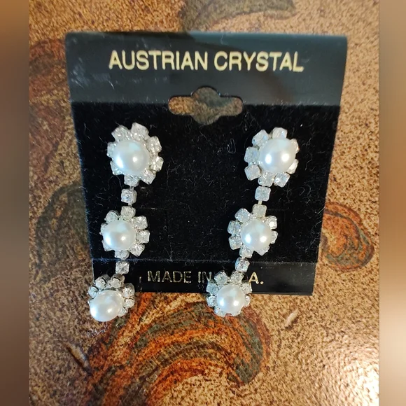 NWT Elegant Faux Pearl and Austrian Crystal Jewelry Set - Picture 3 of 8